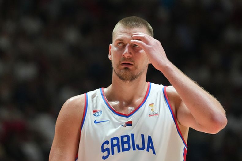 El serbio Nikola Jokic reacciona durante el partido de clasificación europea para la Copa Mundial de Baloncesto FIBA 2027 entre Serbia y Bosnia, en Belgrado, Serbia, el lunes 6 de julio de 2026. (Foto AP/Darko Vojinovic)
