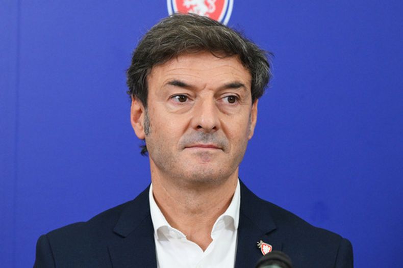 El técnico español Santi Denia durante la rueda de prensa en la que fue presentado como el nuevo seleccionador de la República Checa, el viernes 31 de julio de 2026. (Katerina Sulova /CTK vía AP)