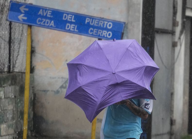 Un hombre camina entre el viento y la lluvia provocados por el huracán Rafael en La Habana, Cuba, el miércoles 6 de noviembre de 2024. (Foto AP/Ramón Espinosa)