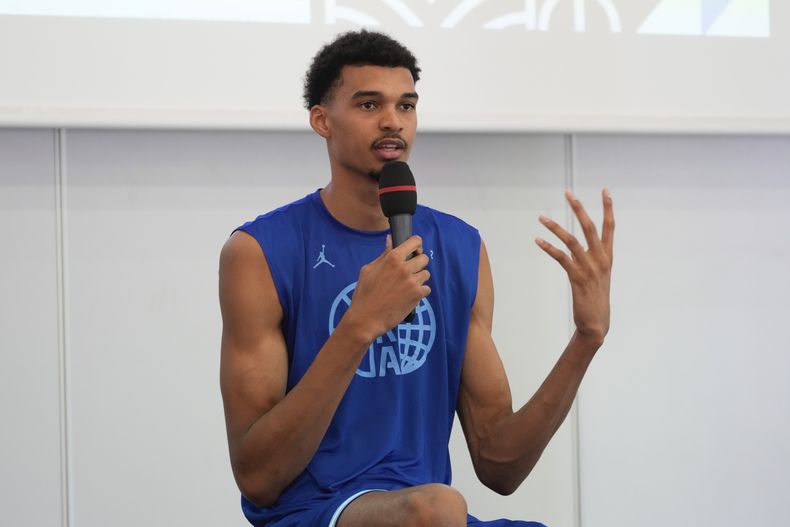 El basquetbolista francés Victor Wembanyama, habla durante el día de prensa del Instituto Nacional de Deporte y Educación Física en Vincennes, el jueves 27 de junio de 2024 (AP Foto/Thibault Camus)