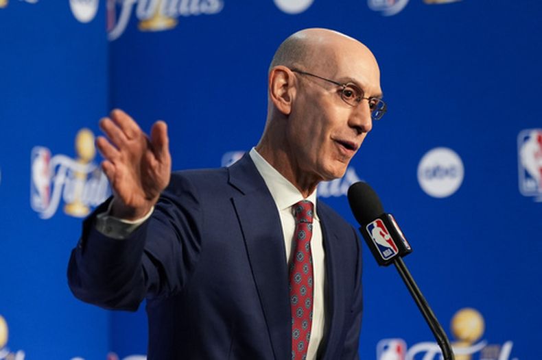 Adam Silver, comisionado de la NBA, habla en conferencia de prensa previo al primer juego de las Finales de la NBA, entre los Knicks de Nueva York y los Spurs de San Antonio, el miércoles 3 de junio de 2026, en San Antonio. (AP Foto/Eric Gay)