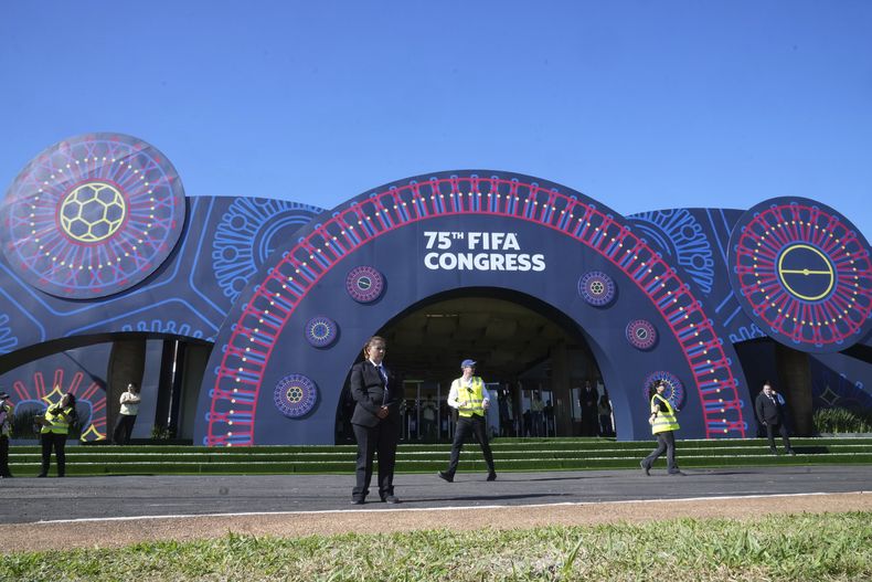 La entrada al Centro de Convenciones donde se realiza el Congreso de la FIFA, el jueves 15 de mayo de 2025, en Luque, Paraguay. (AP Foto/Fernando Calistro)
