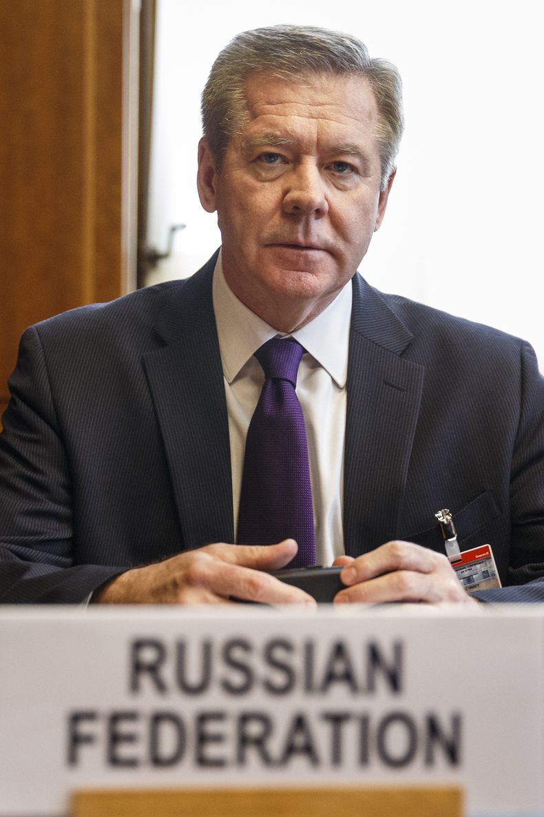 El viceministro ruso de Asuntos Exteriores Gennady Gatilov a su llegada a la reuni&oacute;n trilateral con el enviado de la ONU para Siria Lajdar Brahimi  y la subsecretaria de asuntos pol&iacute;ticos del Departamento de Estado norteamericano Wendy Sherm