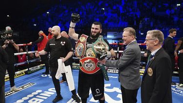 Beterbiev vence a Yarde y retiene títulos de semipesados