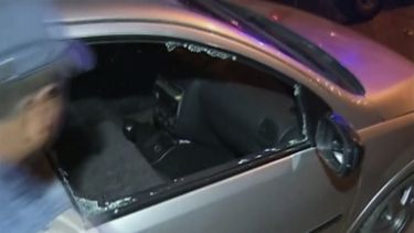 americateve | En esta imagen del 28 de diciembre de 2013 tomada de un video, la polic&iacute;a observa la ventanilla destrozada de un veh&iacute;culo despu&eacute;s de que una pareja japonesa fue atacada en Guayaquil, Ecuador. En su programa de radio y televisi&oacute;