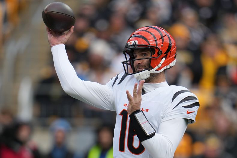 El quarterback de los Bengals de Cincinnnati Joe Flacco lanza el balón en el encuentro ante los Steelers de Pittsburgh el domingo 16 de noviembre del 2025. (AP Foto/Gene J. Puskar)