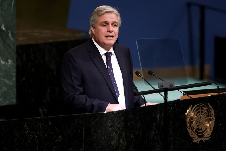 ARCHIVO - El ministro de Relaciones Exteriores de Uruguay, Francisco Bustillo, habla en la 77ma sesión de la Asamblea General de las Naciones Unidas, el lunes 26 de septiembre de 2022, en la sede de la ONU. (AP Foto/Julia Nikhinson, archivo)