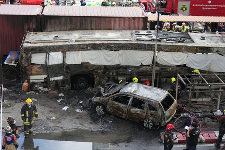 Rescatistas trabajan en la escena de un accidente de tren, cerca de la estación de Makkasan, en Bangkok, Tailandia, el 16 de mayo de 2026. (AP Foto/Sakchai Lalit)