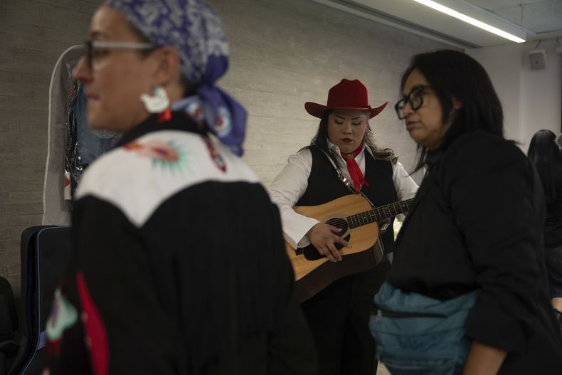 La cantante mexicana de corridos Vivir Quintana se prepara para presentar su nuevo álbum, sobre la violencia contra las mujeres, en la Ciudad de México, el jueves 24 de abril de 2025. (Foto AP/Aurea Del Rosario)