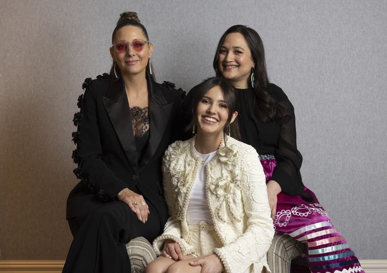 La directora Erica Tremblay, izquireda, Lily Gladstone, derecha, e Isabel Deroy-Olson posan para un retrato para promover la película Fancy Dance el domingo 16 de junio de 2024, en Nueva York. (Foto Matt Licari/Invision/AP)