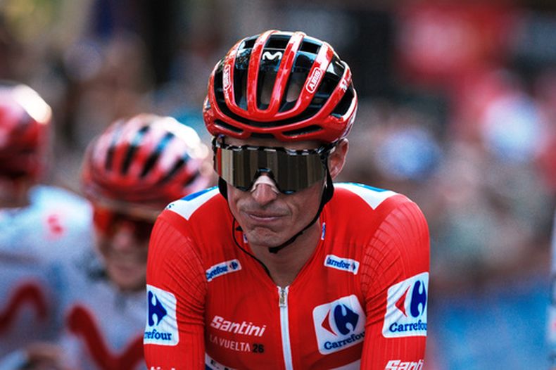 El español Enric Mas cruza la meta tras la 21ma etapa de la Vuelta a España en Granada el domingo 13 de septiembre del 2026. (AP Foto/Gregorio Marrero)