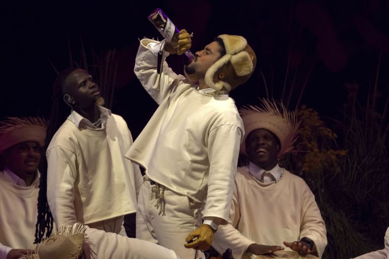 Bad Bunny durante el último concierto de su residencia de verano en su país natal, en el Coliseo de Puerto Rico José Miguel Agrelot, el sábado 20 de septiembre de 2025, en San Juan. (AP Foto/Alejandro Granadillo)