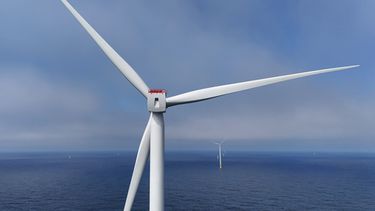 ARCHIVO – Turbinas en el parque eólico marino Sunrise Wind que se construye frente a la costa de Montauk Point, Nueva York, el 23 de abril de 2026. (AP Foto/Joshua A. Bickel, Archivo)