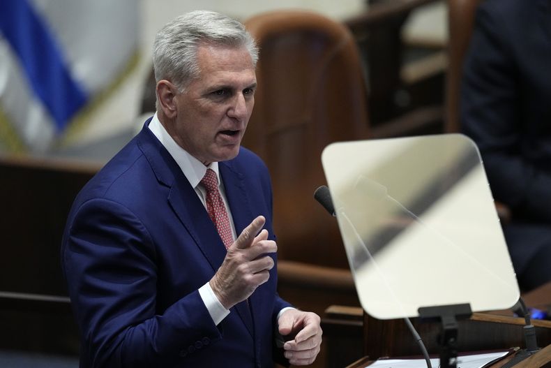 El presidente de la Cámara de Representantes de Estados Unidos, Kevin McCarthy, durante una sesión del Knesset, el Parlamento de Israel, en Jerusalén, el lunes 1 de mayo de 2023. (AP Foto/Ohad Zwigenberg)