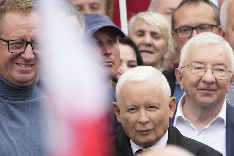 Jaroslaw Kaczynski, líder de Ley y Orden, el partido derechista opositor de Polonia, al frente, asiste al mitin de protesta del partido contra las políticas del gabinete del primer ministro Donald Tusk, al que asistieron miles de simpatizantes, frente al Ministerio de Justicia, en Varsovia, Polonia, el sábado 14 de septiembre de 2024. (AP Foto/Czarek Sokolowski)
