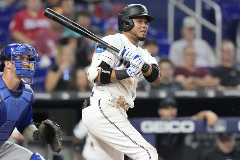 Luis Arráez de los Marlins de Miami conecta un sencillo ante los Cachorros de Chicago, el domingo 30 de abril de 2023. en Miami. (AP Photo/Marta Lavandier)