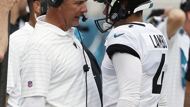 Lambo demanda a Jaguars, cuyo exentrenador lo pateó