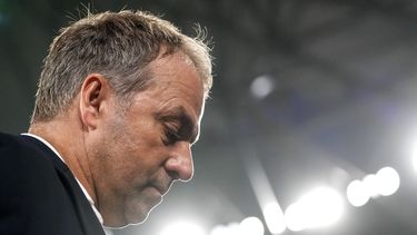 El técnico de Alemania Hansi Flick deja la cancha tras la derrota en el duelo amistoso de Alemania ante Colombia en Gelsenkirchen, Alemania el martes 20 de junio del 2023. (AP Foto/Martin Meissner)
