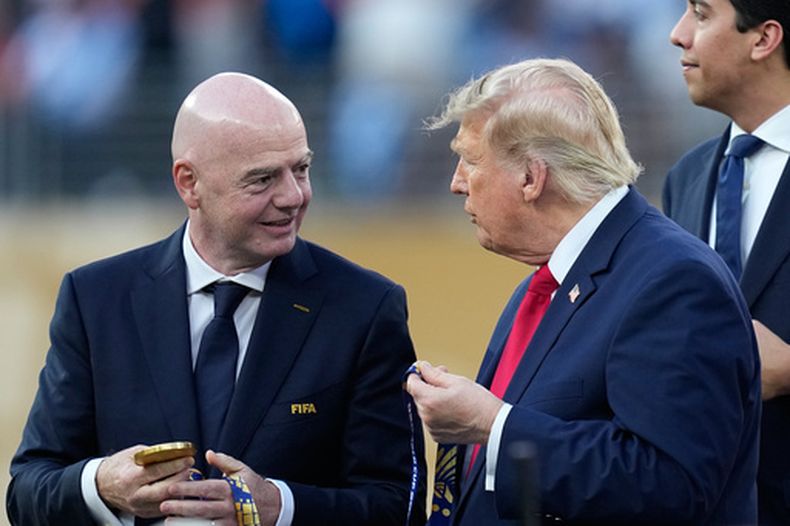 El presidente estadounidense Donald Trump conversa con el presidente de la FIFA Gianni Infantino durante la ceremonia de premiación tras la final del Mundial entre España y Argentina, el domingo 19 de julio de 2026, en East Rutherford, Nueva Jersey. (AP Foto/Ashley Landis)