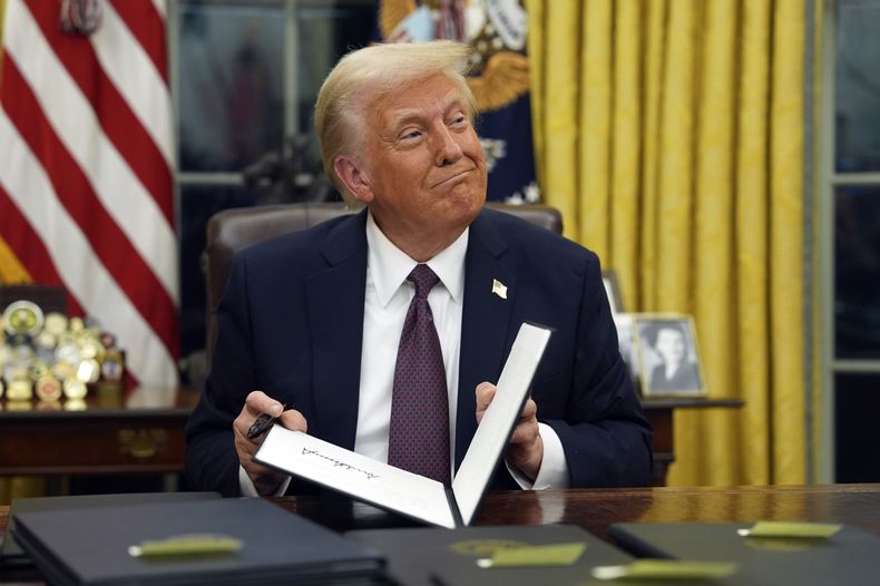El presidente Donald Trump firma órdenes ejecutivas en la Oficina Oval en la Casa Blanca en Washington el 20 de enero del 2025. (AP foto/Evan Vucci)