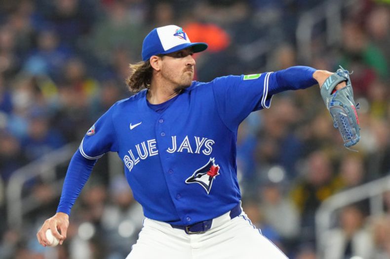 El lanzador de los Azulejos de Toronto, Kevin Gausman (34), trabaja contra los Guardianes de Cleveland durante la primera entrada de un partido de béisbol en Toronto, el sábado 25 de abril de 2026. (Chris Young/The Canadian Press vía AP)