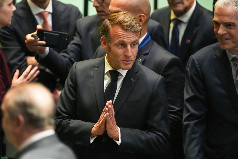 El presidente francés, Emmanuel Macron, llega al salón de la Asamblea General de las Naciones Unidas, en la sede de la ONU, el lunes 22 de septiembre de 2025. (AP Foto/Angelina Katsanis)