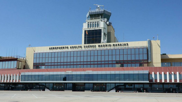 americateve | Un pasajero que estuvo en Nigeria y sufría temblores encendió las alarmas en la aeronave, que quedó estacionada mientras agentes sanitarios examinan al paciente