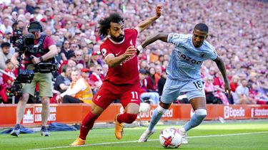 Mohamed Salah del Liverpool y Ashley Young del Aston Villa pelea por el balón en el encuentro de la Liga Premier el sábado 20 de mayo del 2023. (Peter Byrne/PA via AP)