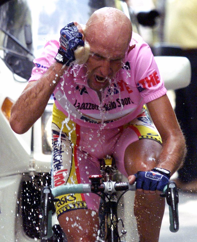 Marco Pantani se moja la cabeza durante la 19na etapa del Giro de Italia el 3 de junio de 1999. Las autoridades reabrieron la investigaci&oacute;n de su muerte, atribuida en su momento a una sobredosis de coca&iacute;na. La familia del ciclista dice que f