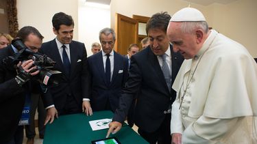 americateve | En esta fotograf&iacute;a porporcionada el mi&eacute;rcoles 19 de marzo de 2014 por el diario del vaticano L Osservatore Romano aparece el papa Francisco observando la pantalla de una tableta para lanzar un tuit en el Vaticano. (Foto AP/L Osservatore Ro