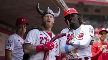 Jake Fraley (izquierda) posa con Elly De La Cruz tras batear un jonrón para los Rojos de Cincinnati ante los Rockies de Colorado, el miércoles 21 de junio de 2023. (AP Foto/Aaron Doster)