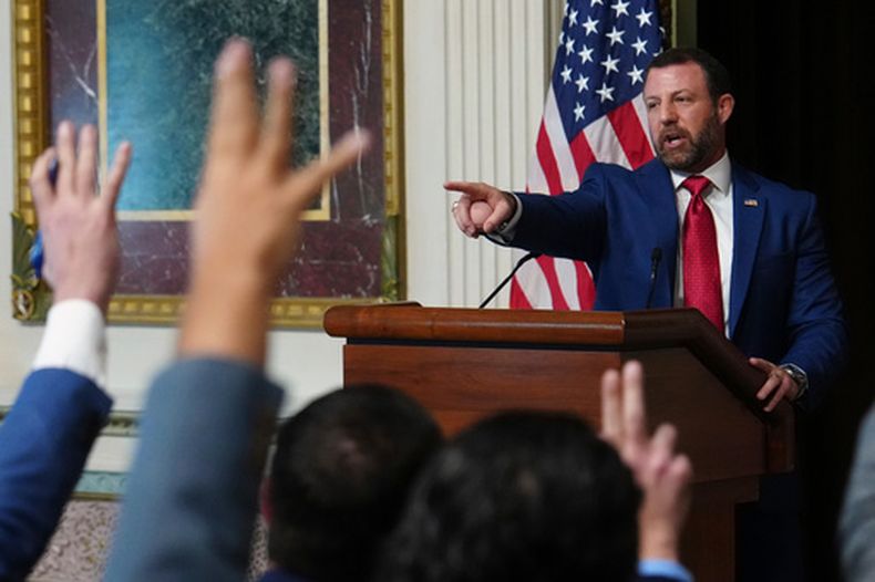 Varios periodistas levantan la mano mientras el secretario de Seguridad Nacional, Markwayne Mullin, habla en la Sala de Tratados Indígenas del Edificio de Oficinas Ejecutivas Eisenhower, en el complejo de la Casa Blanca, el viernes 17 de julio de 2026, en Washington. (AP Foto/Julia Demaree Nikhinson)
