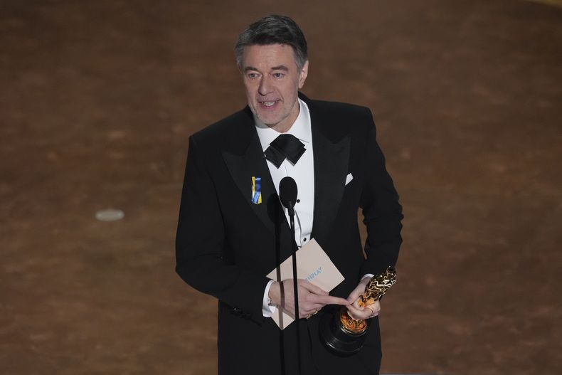 Peter Straughan recibe el premio a mejor guion adaptado por Conclave en los Oscar el domingo 2 de marzo de 2025 en el Teatro Dolby de Los Ángeles. (Foto AP/Chris Pizzello)
