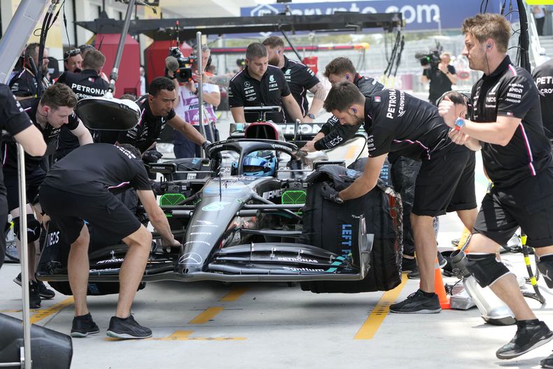 George Russell, piloto de Mercedes, de Gran Bretaña, se detiene en el pit lane durante la primera sesión de prácticas del Gran Premio de Miami de Fórmula 1, el viernes 5 de mayo de 2023, en el Autódromo Internacional de Miami, en Miami Gardens, Florida. (AP Foto/Lynne Sladky)