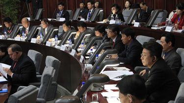 americateve | Acad&eacute;micos y expertos participan en una reuni&oacute;n internacional sobre zonas econ&oacute;micas especiales en el Hotel Yanggakdo, en Pyongyang, Corea del Norte, el mi&eacute;rcoles, 16 de octubre del 2013.  (Foto AP/Jon Chol Jin)