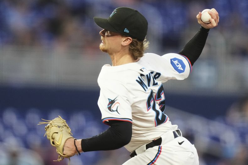 Max Meyer (23), abridor de los Marlins de Miami, lanza durante la cuarta entrada del juego de béisbol de Grandes Ligas frente a los Rojos de Cincinnati, el lunes 21 de abril de 2025, en Miami. (AP Foto/Lynne Sladky)