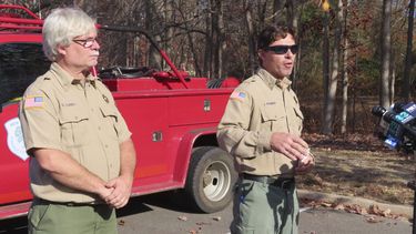 Deale Carey, izquierda, y Jeremy Webber, derecha, del Servicio Forestal de Incendios de Nueva Jersey, hablan en una conferencia de prensa sobre dos incendios forestales que los equipos combaten simultáneamente, el jueves 7 de noviembre de 2024, en Jackson, Nueva Jersey, en las condiciones más secas en casi 120 años. (AP Foto/Wayne Parry)