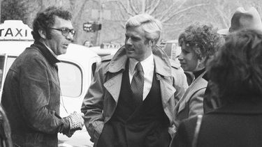 ARCHIVO - El director Sydney Pollack, a la izquierda, con los actores Robert Redford, centro, y Barbra Streisand durante el rodaje de The Way We Were en Nueva York el 28 de noviembre de 1972. (Foto AP/Marty Lederhandler, archivo)