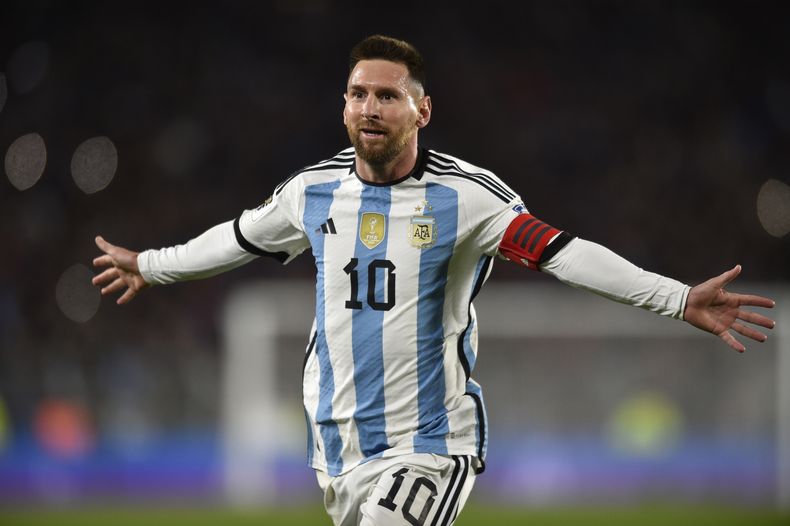 Lionel Messi celebra tras anotar un gol de tiro libre para Argentina ante Ecuador para la victoria 1-0 en las eliminatorias sudamericanas para el Mundial 2026, en el estadio Monumental de Buenos Aires, el jueves 7 de septiembre de 2023. (AP Foto/Gustavo Garello)