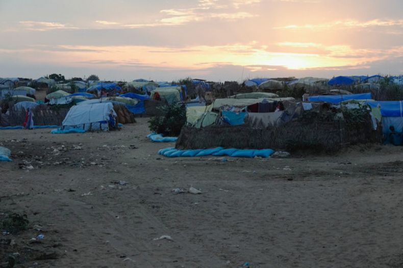 ARCHIVO - El sol se pone en un campamento de refugiados levantado por personas que huyen de la guerra en Sudán, el 3 de octubre de 2024, en Adre, Chad. (AP Foto/Sam Mednick)