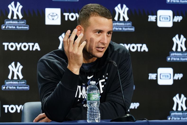 Anthony Rizzo, de los Yanquis de Nueva York, habla en una conferencia antes de un juego frente a los Astros de Houston, el jueves 3 de agosto de 2023 (AP Foto/Frank Franklin II)
