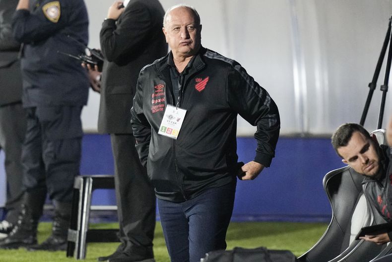 ARCHIVO - Foto del 4 de mayo del 2023, el entrenador Luis Felip Scolari observa el juego del Athletico Paranaense de la Copa Libertadores. El viernes 16 de junio del 2023, Scolari sale del retiro y firma como nuevo director técnico del Atletico Mineiro. (AP Foto/Jorge Saenz, Archivo)