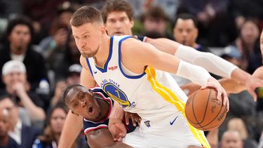 El base de los Clippers de Los Ángeles intenta alcanzar el balón de Kristaps Porzingis de los Warriors de Golden State en el encuentro del miércoles 15 de abril del 2026. (AP Foto/Mark J. Terrill)