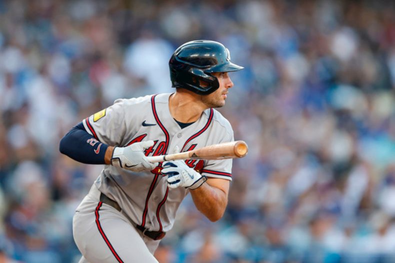 Matt Olson, de los Bravos de Atlanta, corre al conectar un sencillo frente a los Dodgers de Los Ángeles, el sábado 9 de mayo de 2026 (AP Foto/Caroline Brehman)