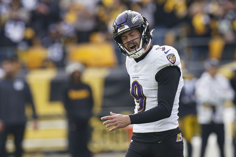El pateador de los Ravens de Baltimore, Justin Tucker, reacciona después de fallar un segundo intento de gol de campo contra los Steelers de Pittsburgh durante la primera mitad, el domingo 17 de noviembre de 2024, en Pittsburgh. (AP Foto/Matt Freed)
