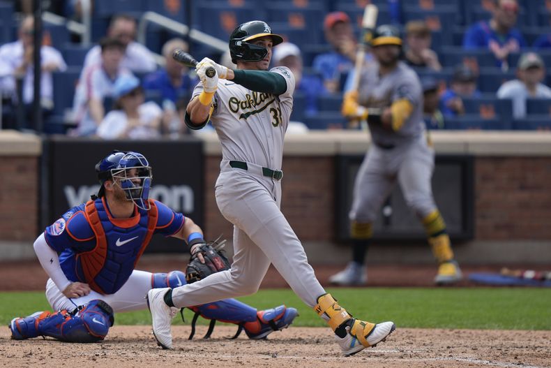 JJ Bleday de los Atléticos de Oakland batea un grand slam en la cuartaentrada ante los Mets de Nueva York el jueves 15 de agosto del 2024. (AP Foto/Frank Franklin II)