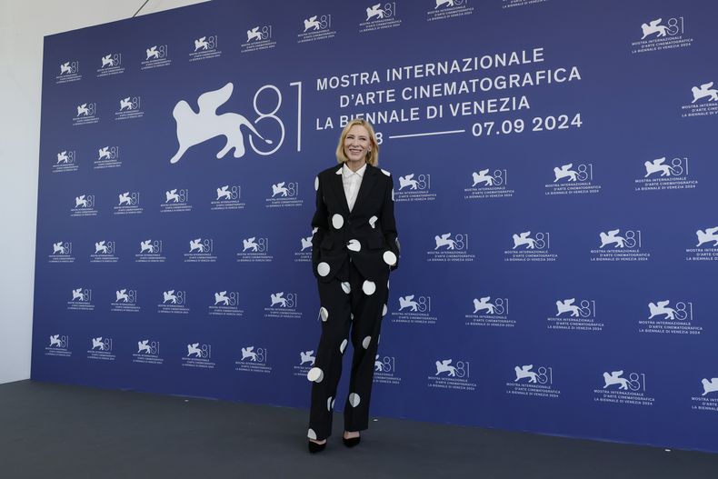Cate Blanchett posa en la sesión fotográfica de la serie de televisión Disclaimer durante la 81ª edición del Festival de Cine de Venecia en Venecia, Italia, el jueves 29 de agosto de 2024. (Foto Joel C Ryan/Invision/AP)
