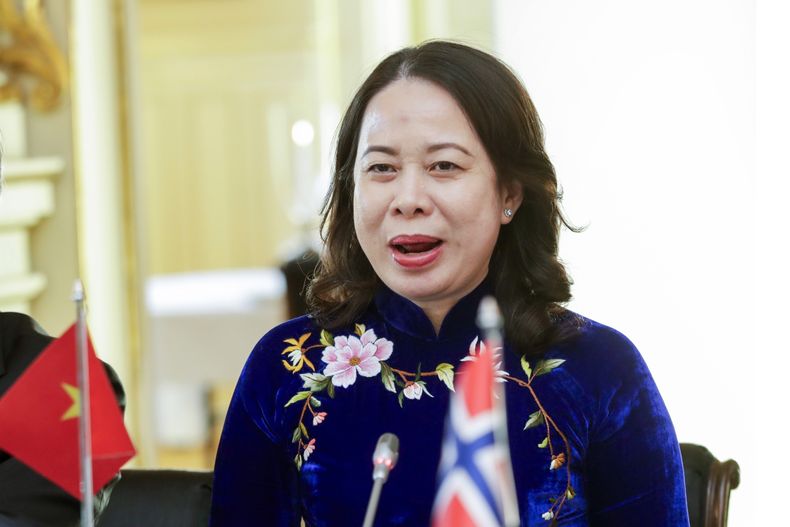 ARCHIVO - La vicepresidenta de Vietnam, Vo Thi Anh Xuan, escucha durante una comida de trabajo con el primer ministro de Noruega, Jonas Gahr Støre, en Oslo, el 23 de noviembre de 2023. Xuan serviría como presidenta en funciones tras la renuncia del expresidente Vo Van Thuong tras poco más de un año en el puesto, en medio de una intensa campaña anticorrupción, según el medio del partido en el gobierno Tuoi Tre. (Emilie Holtet/NTB Scanpix via AP, archivo)
