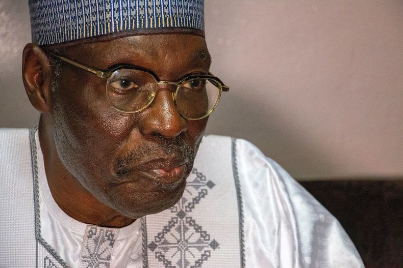 ARCHIVO - El candidato presidencial Issa Tchiroma habla a la prensa en Maroua, Camerún, el jueves 9 de octubre de 2025. (AP Foto/Welba Yamo Pascal, Archivo)
