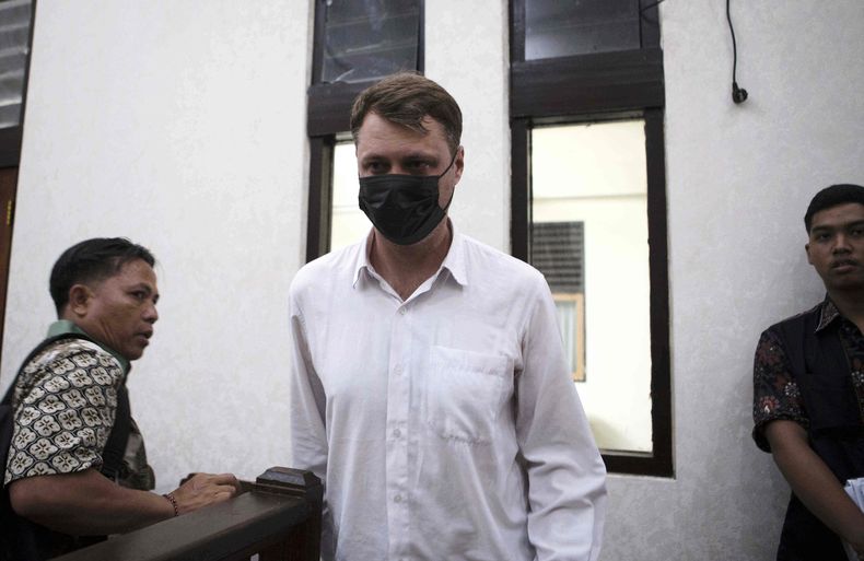 El ucraniano Roman Nazarenko (cent) acusado de regir un laboratorio de drogas en Bali, llega al tribunal en Denpasar, Indonesia, el 18 de septiembre del 2025. (AP foto/Firdia Lisnawati)